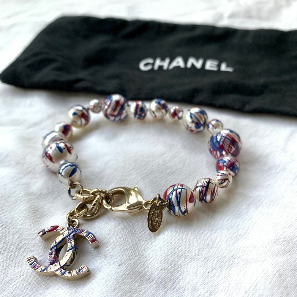CHANEL PAINT SPLATTER & CC LOGO PEARL BRACELET